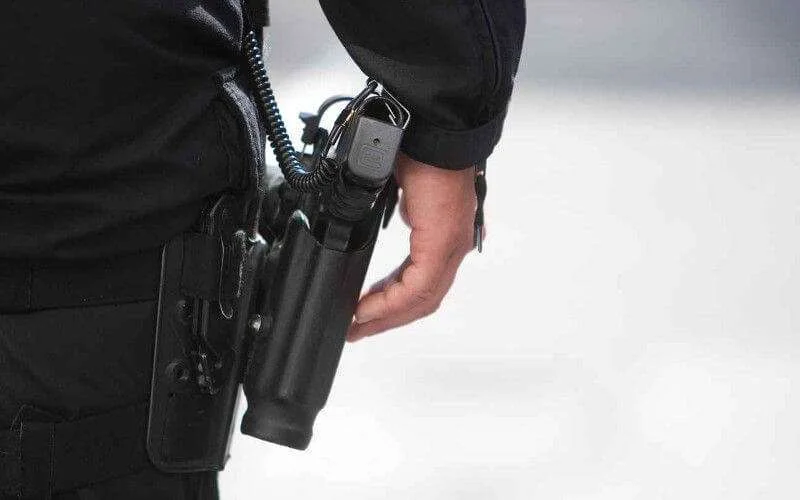 Casablanca: drugsdealer vlucht weg met wapen politieman