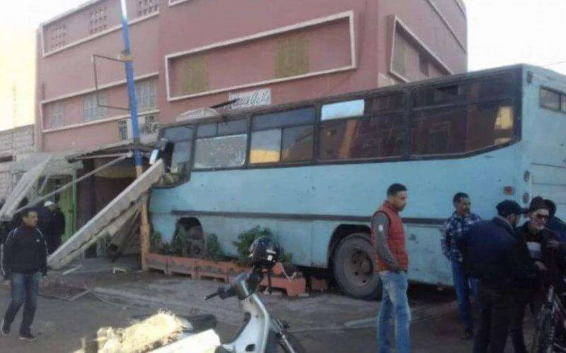 Marokko: bus rijdt café binnen