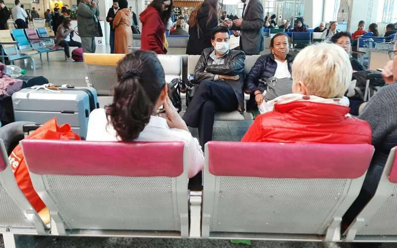 Nederlandse ambassadrice in Marokko spreekt gestrande Nederlanders toe (video)