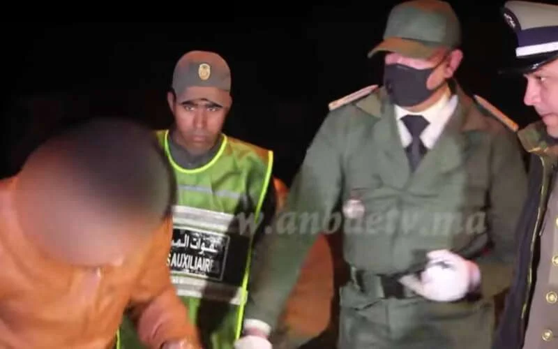 Marokkanen hekelen schandalig gedrag politieman tijdens noodtoestand (video)