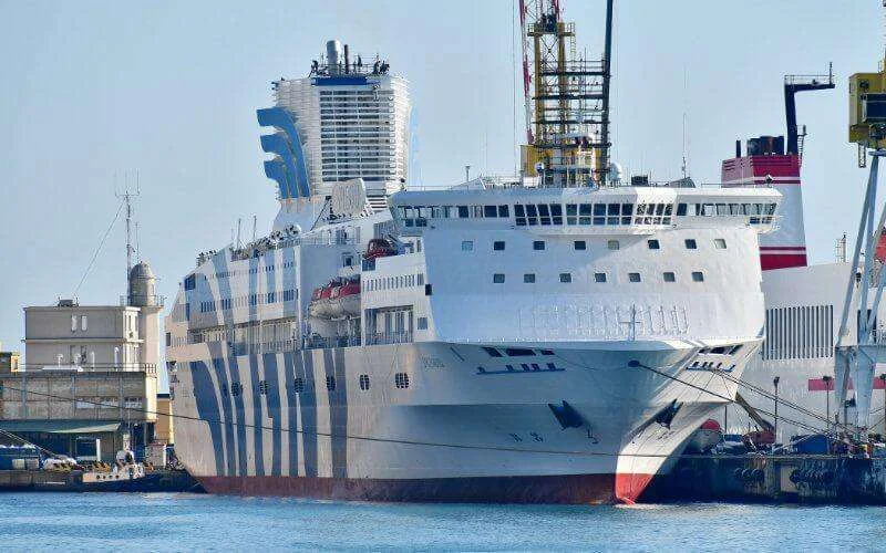 Veerboot die wereld-Marokkanen vervoerde wordt ziekenhuis