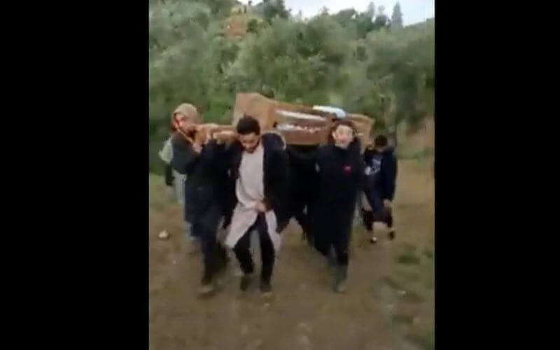 Marokkaanse die gaat bevallen in doodskist vervoerd (video)