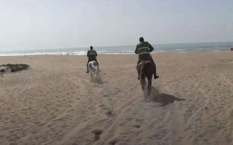 Marokko jaagt op strandgangers tijdens lockdown (video)