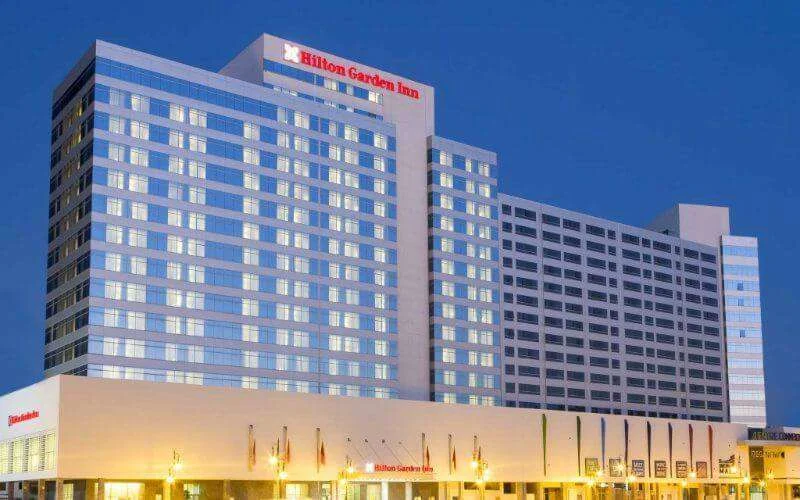 Hilton schrapt duizenden banen, onduidelijkheid in Marokko