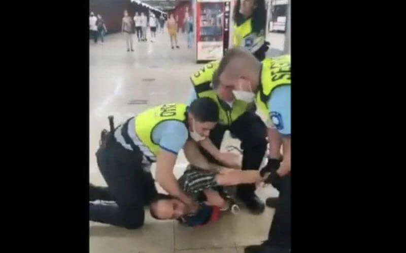 Marokkaan vanwege mondmasker slachtoffer brutaal geweld in Spanje (video)