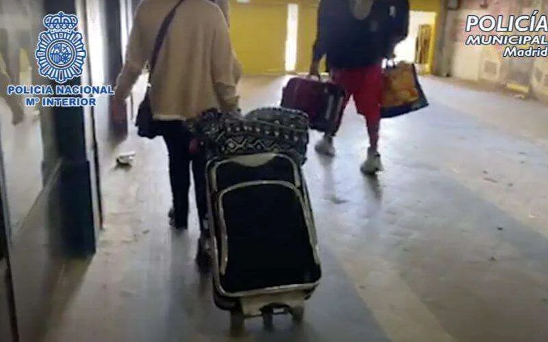 Marokkaanse vrouwen en kinderen in ondergrondse opslagplaats in Madrid gevonden (video)