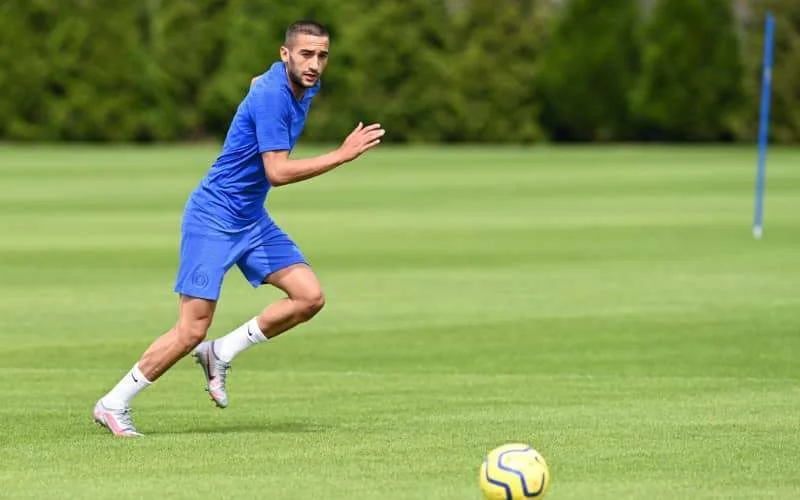 Hakim Ziyech heeft tijd van zijn leven bij Chelsea (video)