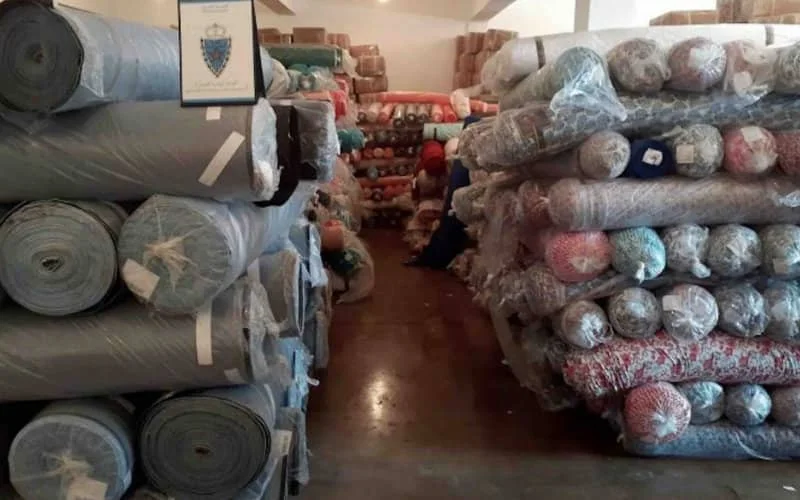 Grote inbeslagname gesmokkelde kleding en textiel in Tanger