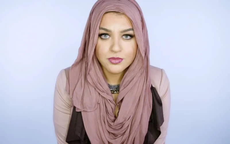 Moslimvrouw uit vliegtuig geweerd vanwege hoofddoek