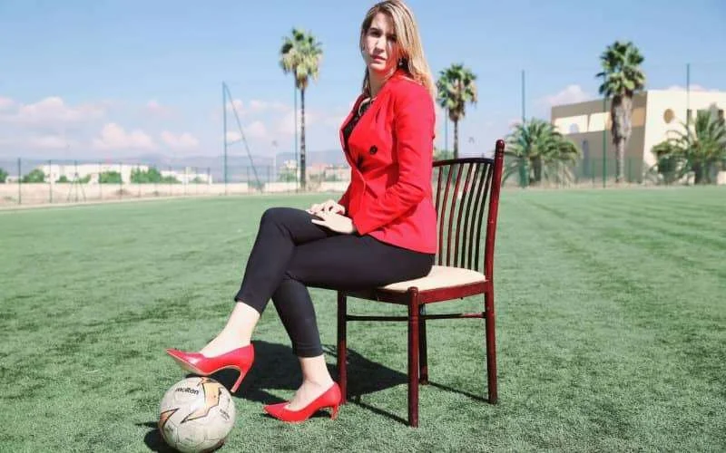 Bouchra Karboubi, scheidsrechter en politieagente, een uitzonderlijke vrouw