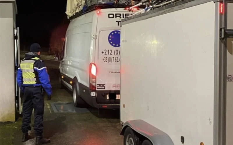 Franse politie houdt overbeladen voertuigen op weg naar Marokko tegen (foto)