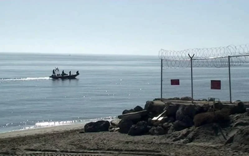 Marokkaanse jongens zwemmen naar Sebta