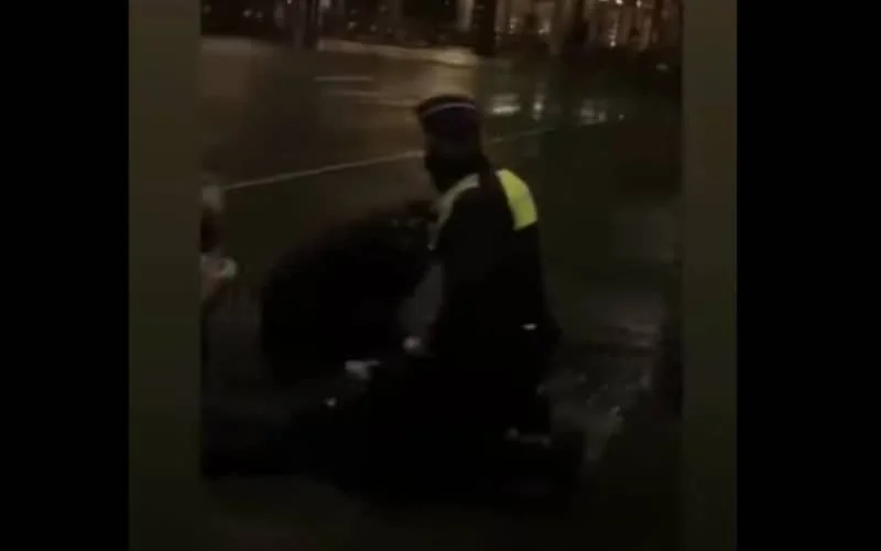 Racisme: tiener knockout geslagen door agent in Antwerpen (video)