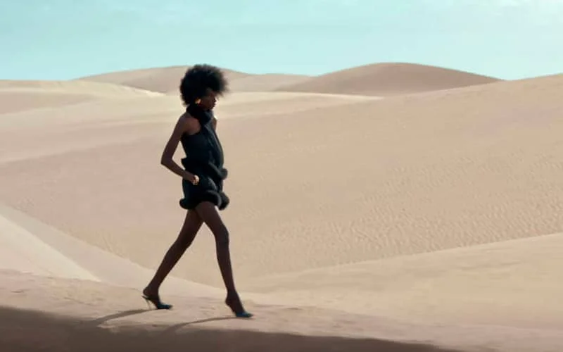 Modeshow Saint-Laurent in de Marokkaanse Sahara (video)