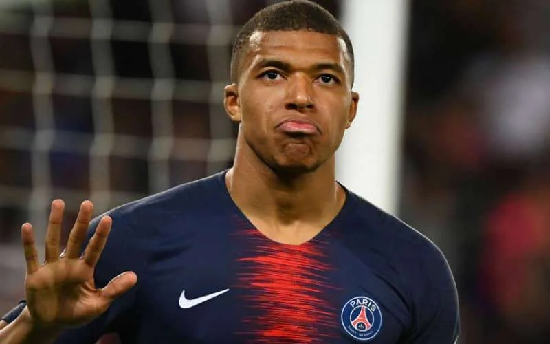 Voetballer Kylian Mbappé voetbalt met Marrakchi's (video)