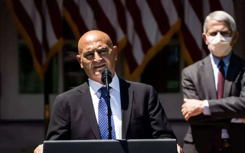 Joe Biden ontslaat door Trump benoemde Moncef Slaoui