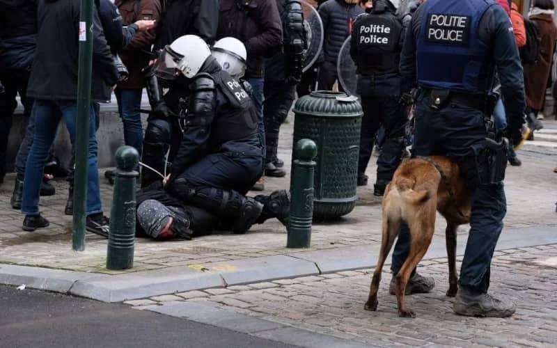 Yassine Boubout krijgt pepperspray in gezicht tijdens demonstratie in Brussel