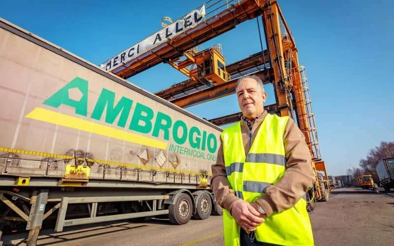 Belgisch bedrijf neemt afscheid van Marokkaanse kraanmachinist met spandoek