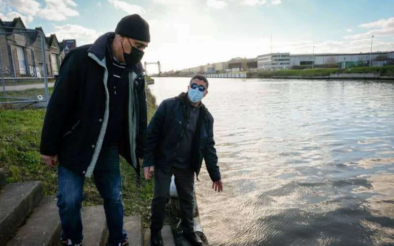 Driss en Bakkaoui redden vrouw uit kanaal in België