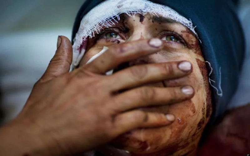 Marokkaanse jihadstrijder op de foto met hoofden van vijf Syriërs