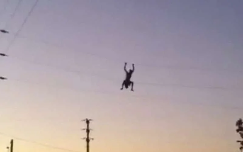 Gestoorde man wandelt op hoogspanningskabels in Marokko