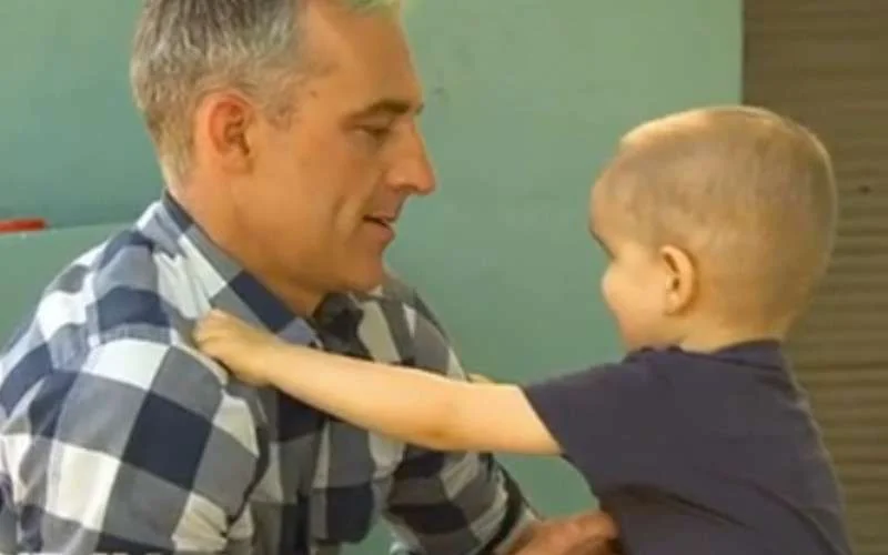 Marokkaanse peuter zonder gezicht krijgt hulp van bekende Australische chirurg