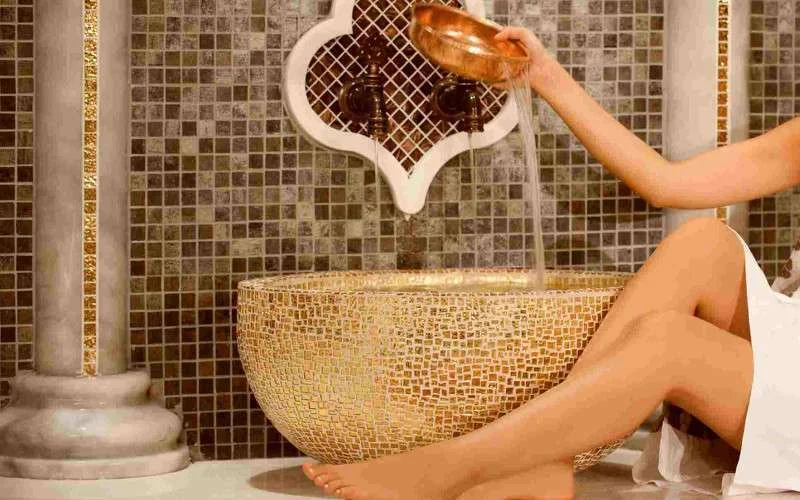 Marokkaanse nam foto's van naakte vrouwen in hamam 