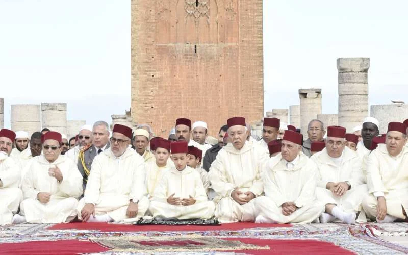 Kroonprins Moulay Hassan leidt regengebed