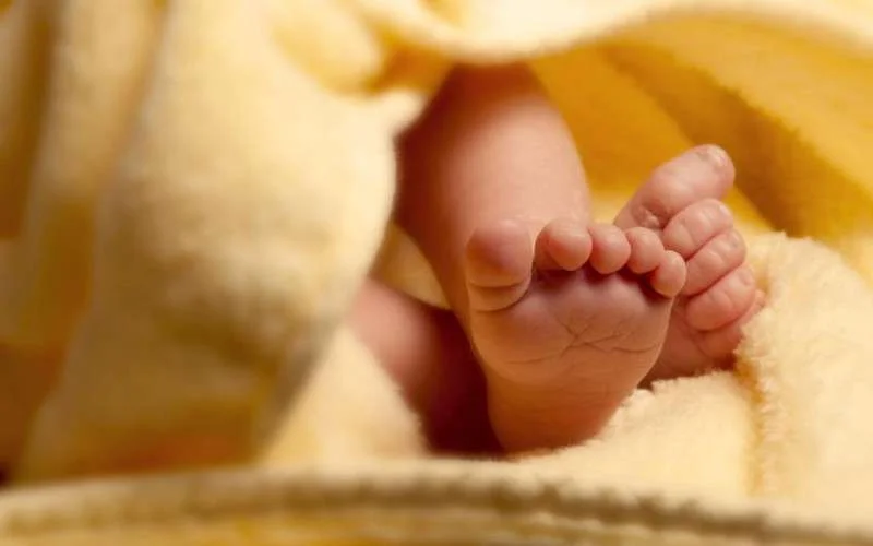 Marokkaanse bevalt van baby bij grens Sebta