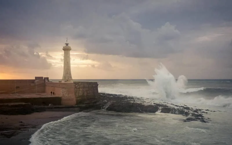 Koppel rijdt opzettelijk van klif in Rabat en verdrinkt