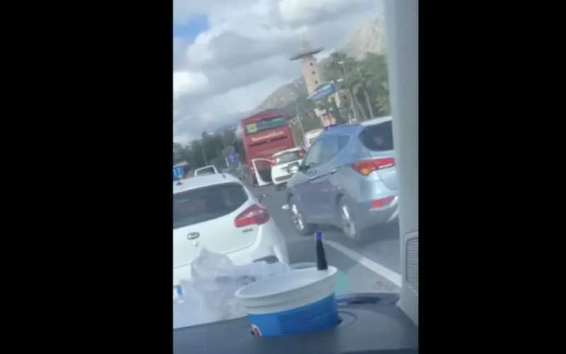 Marokkanen 'gooien' 20.000 euro op snelweg Marbella (video)