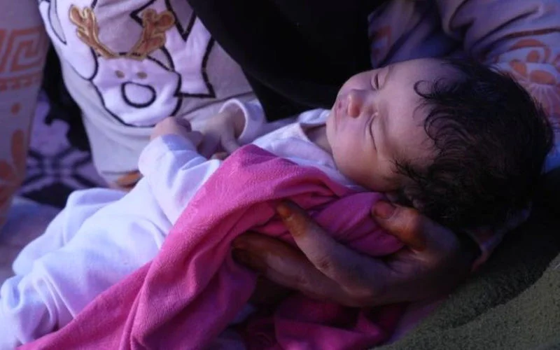Heldhaftige Ilyas helpt vrouw bevallen tijdens overstromingen in Marokko