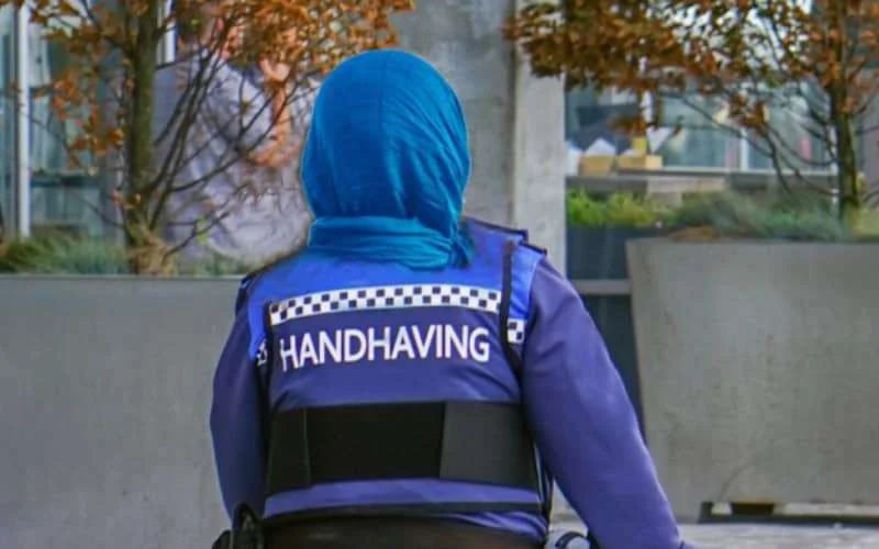 Nederland: meerderheid wil hoofddoekverbod voor boa's