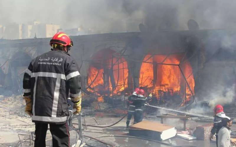 Brand verwoest 60 winkels in Salé (video)