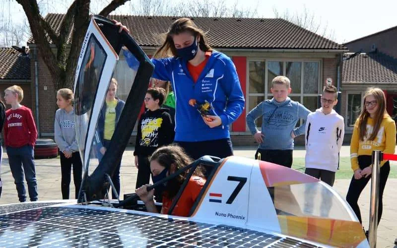 Caroline uit Heesch neemt deel aan zonnerace in Marokko