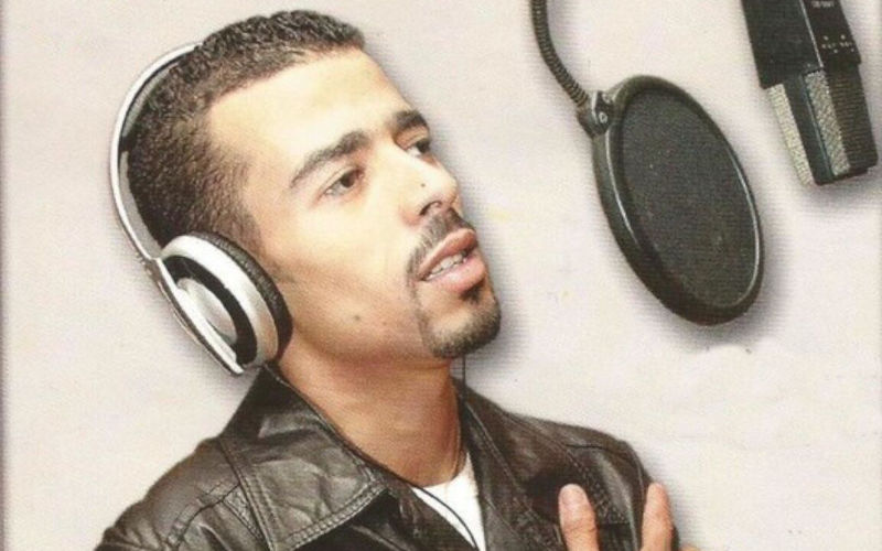 Steen door voorruit auto Cheb Rezki op snelweg 