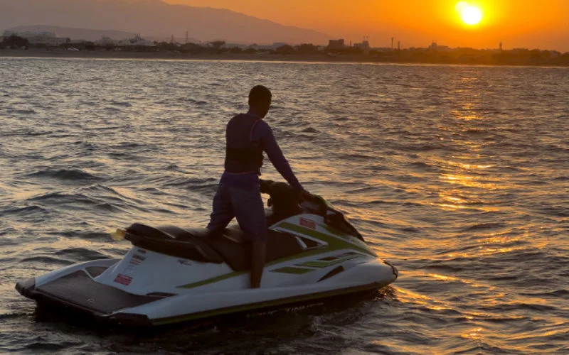 Jet-ski's onder streng toezicht in Marokko tijdens vakantieperiode