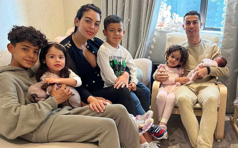 Cristiano Ronaldo's zoon spreekt Arabisch en is hit op internet (video)