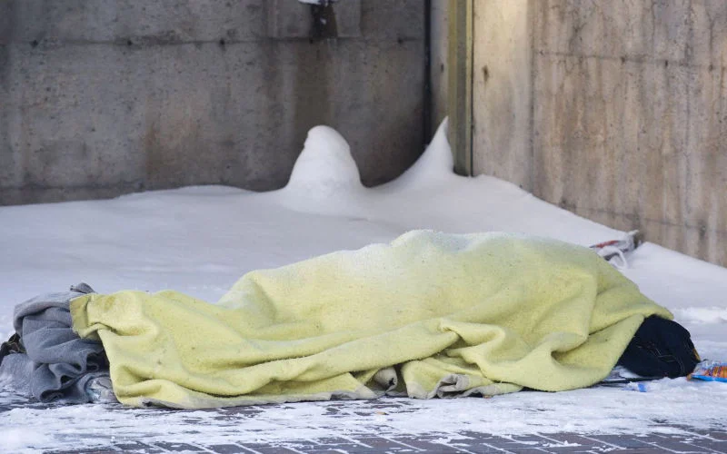 Hulpactie voor daklozen in besneeuwd Al Hoceima