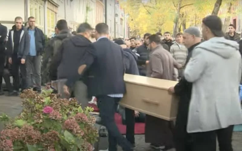 Marokkaanse gemeenschap massaal aanwezig bij Djanazah-gebed verongelukt gezin Gouda (video)