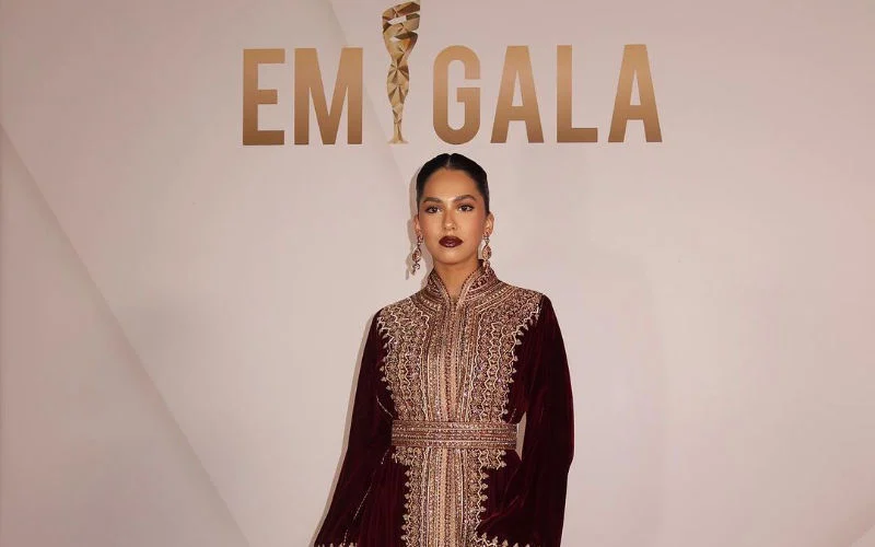 Manal Benchlikha schittert in kaftan op Emi Gala in Dubai (foto's)