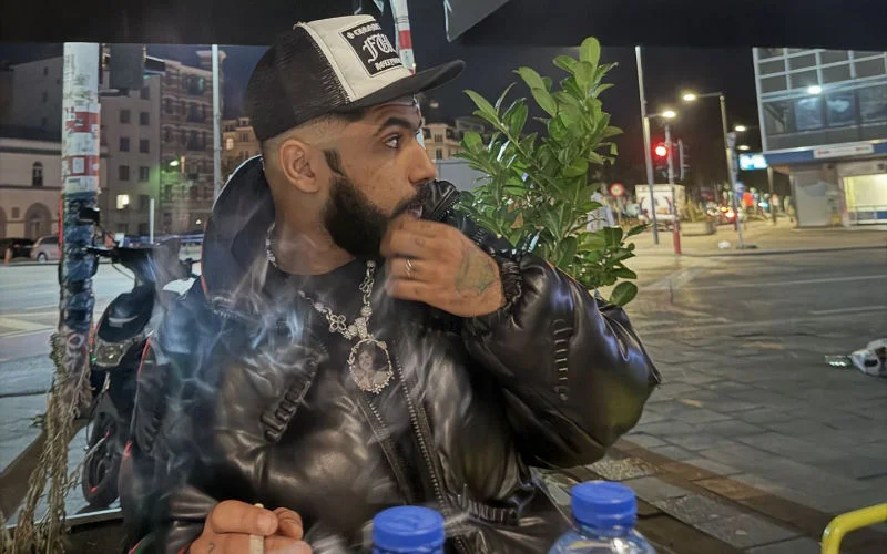 Rapper ElGrandeToto dreigt met geweld tegen fans