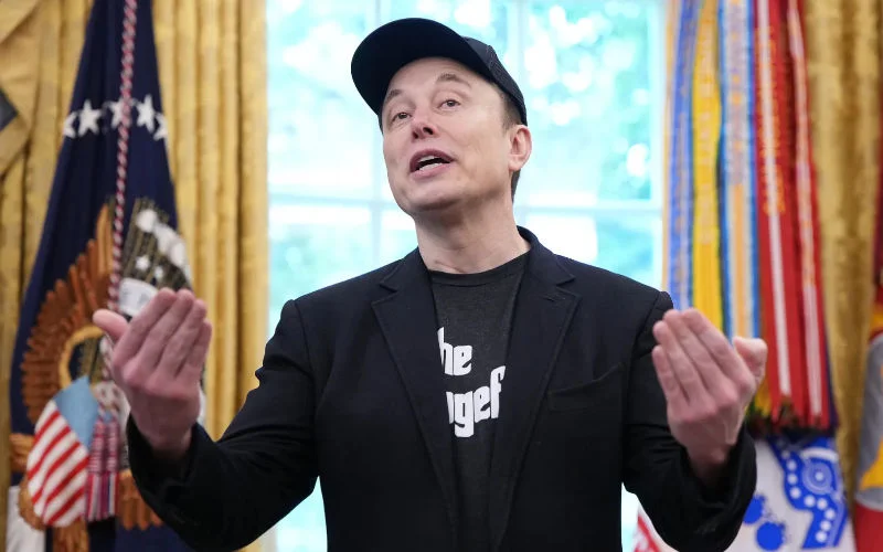 Elon Musk mengt zich in Belgische hoofddoekenruzie