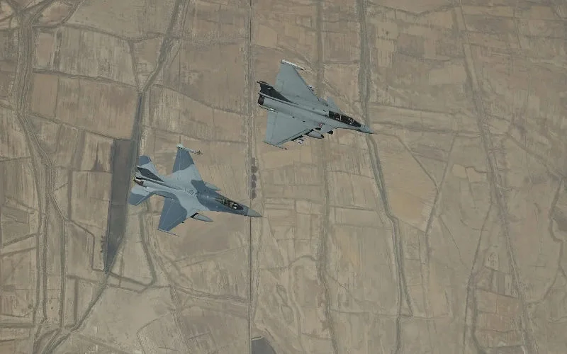 F-16's en Rafales vliegen samen boven Marokko
