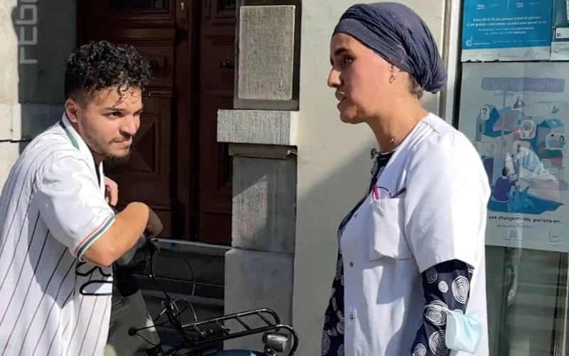 België: apothekeres Fatima overtuigt inwoners om zich te vaccineren (video)