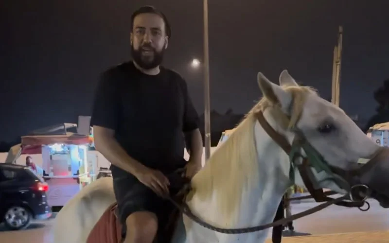 Slakken en paardrijden: French Montana herontdekt Casablanca (video)