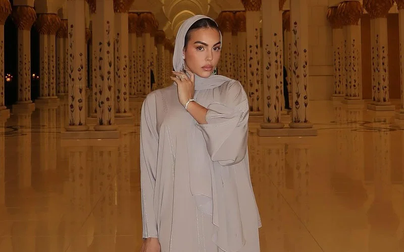 Georgina Rodriguez draagt hijab voor moskeebezoek (video)