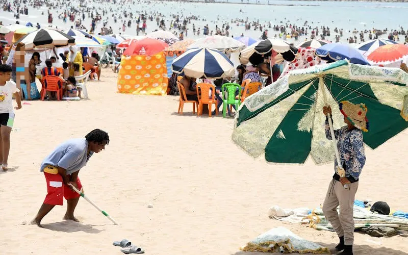 Gezin met eigen strandstoelen weggejaagd op strand Nador