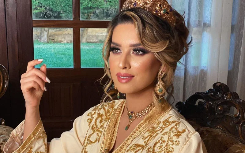 Marokkaanse celebs brengen hulde aan kaftan 