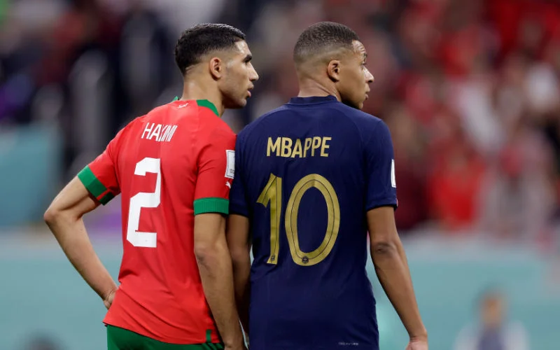 Achraf Hakimi en Kylian Mbappé lachen zich dood tijdens spel (video)